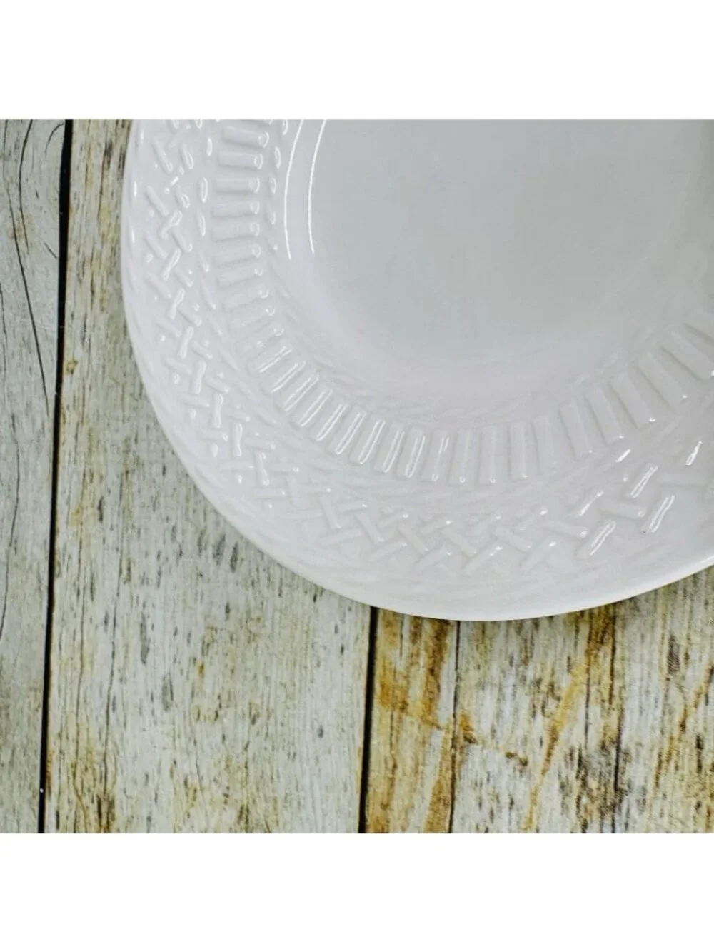 Livingquarters LIQ10 White Embossed Basketweave Lines Round 6.25